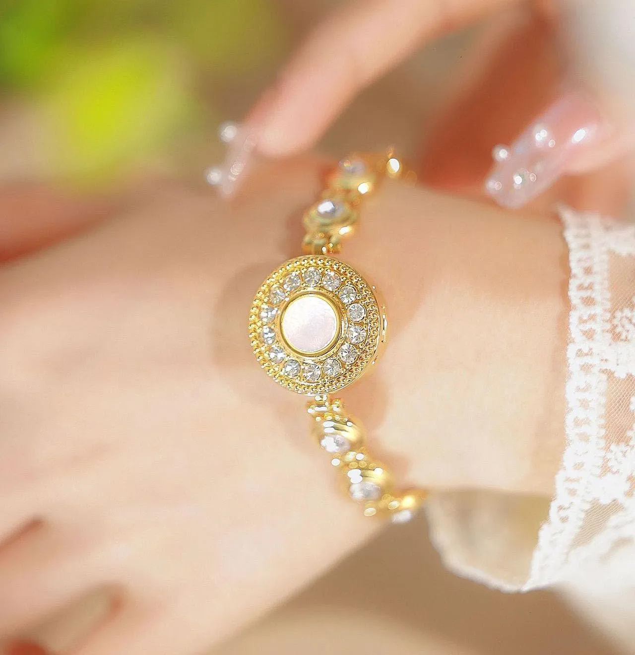 ADSBIAOYE Luxury Vintage Round Clamshell Diamond Watch Dainty Ladies Small Dial Watch Fashion Simple Dress Quartz Waterproof Wrist Watch