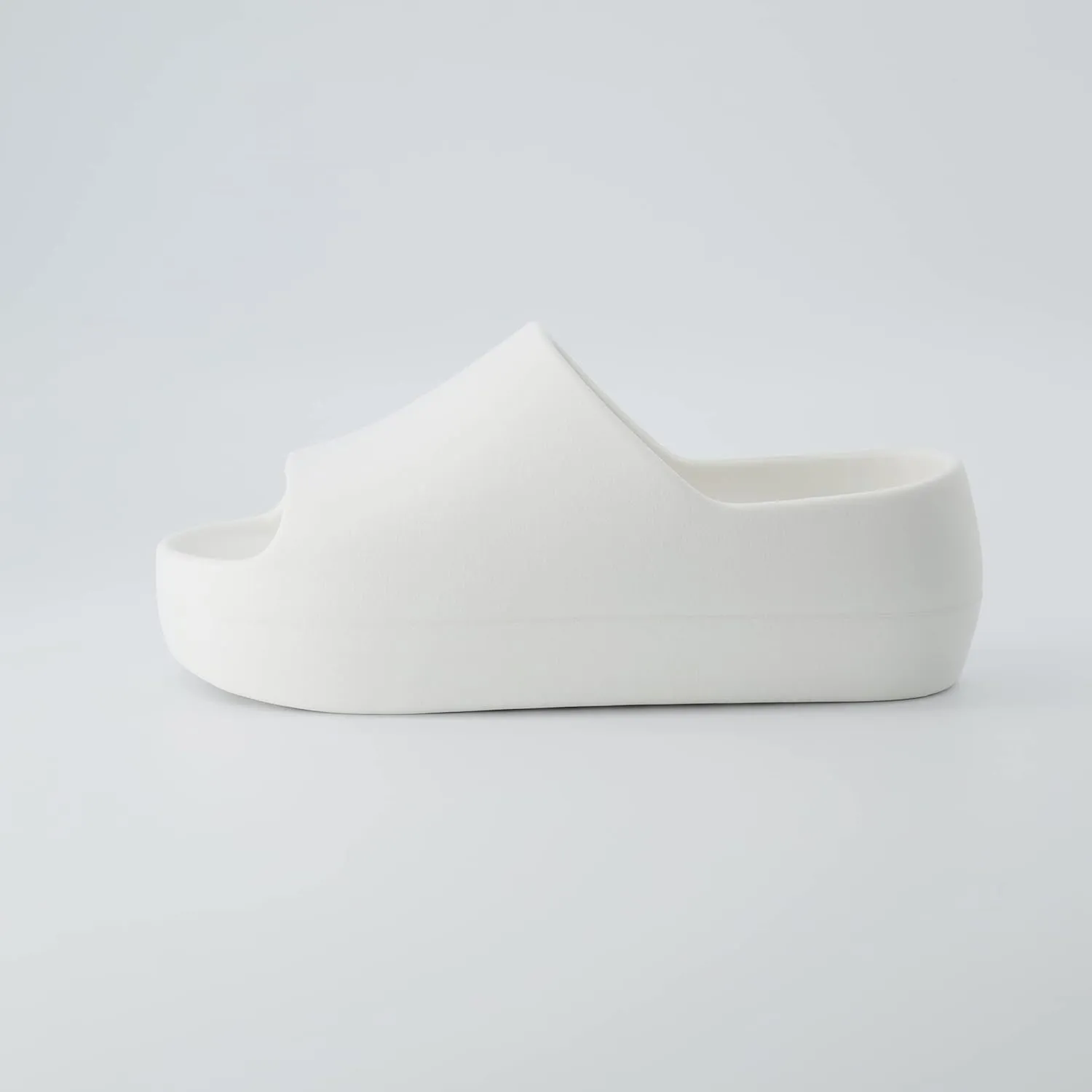 CUSHIONAIRE Women's Harrison platform slide sandal with  Comfort