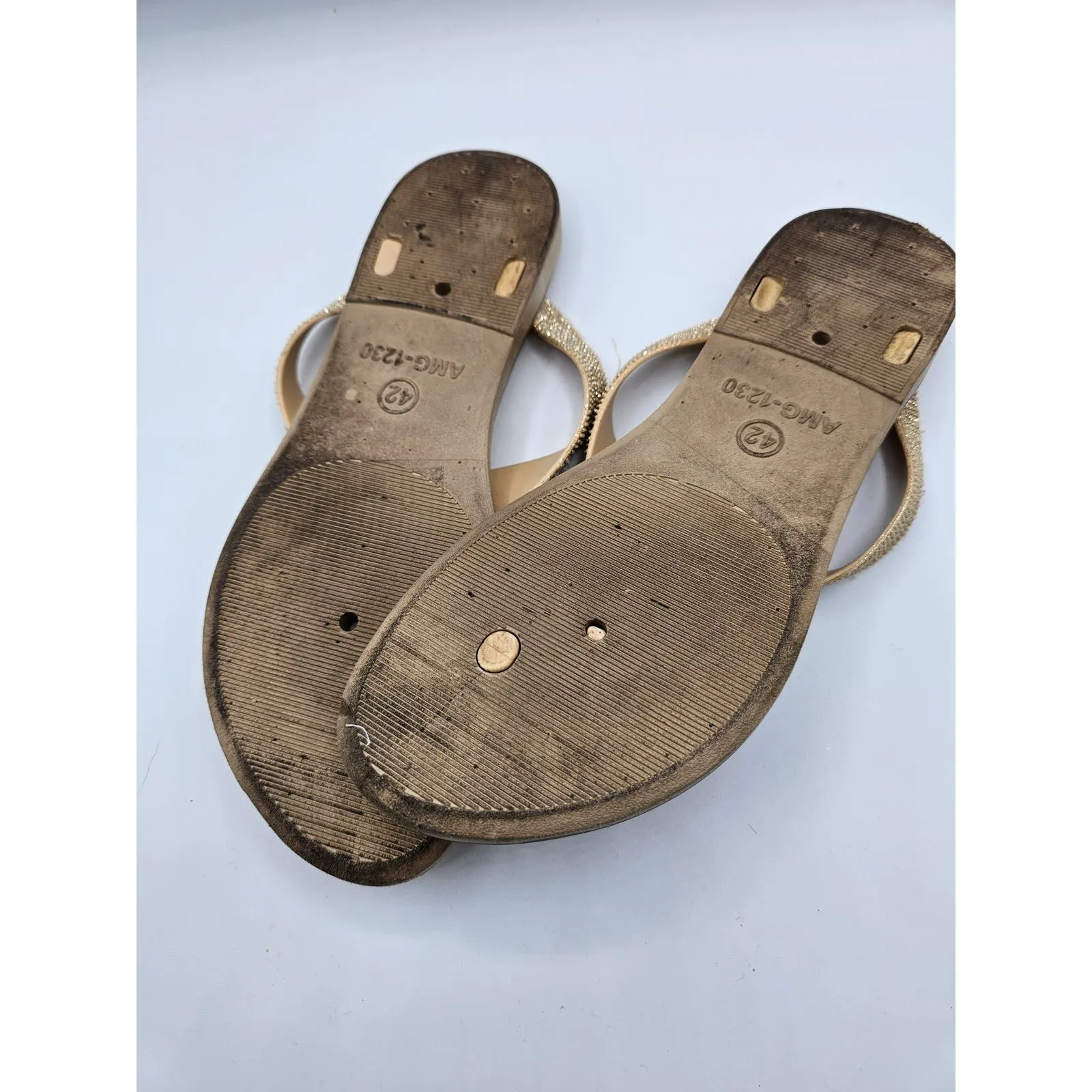 GOLDTOE Womens Sz 9/10 Flip Flop Sandals Gold Glitter Rhinestone
