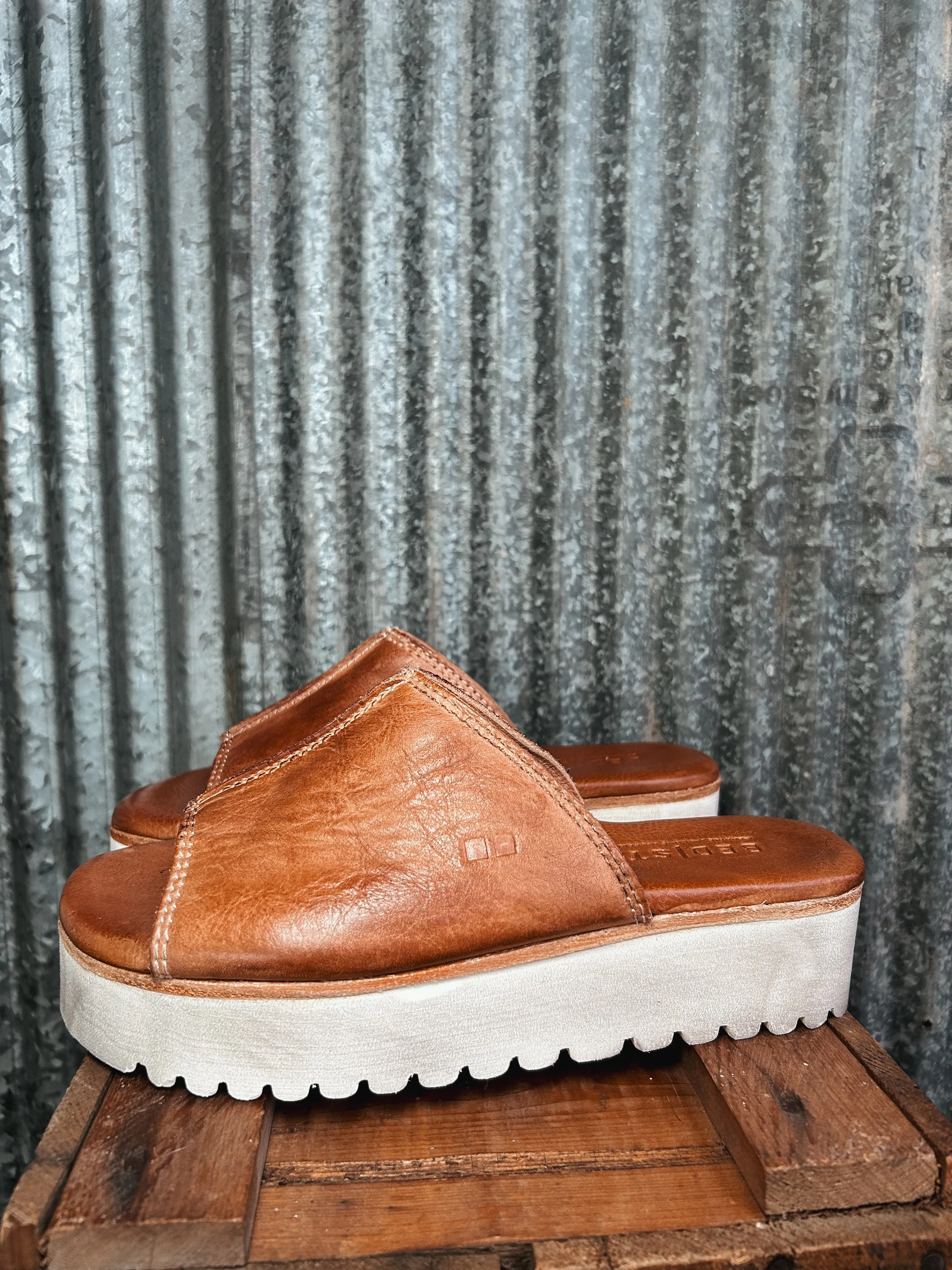 The Bedstu Fairlee II {Tan Rustic}