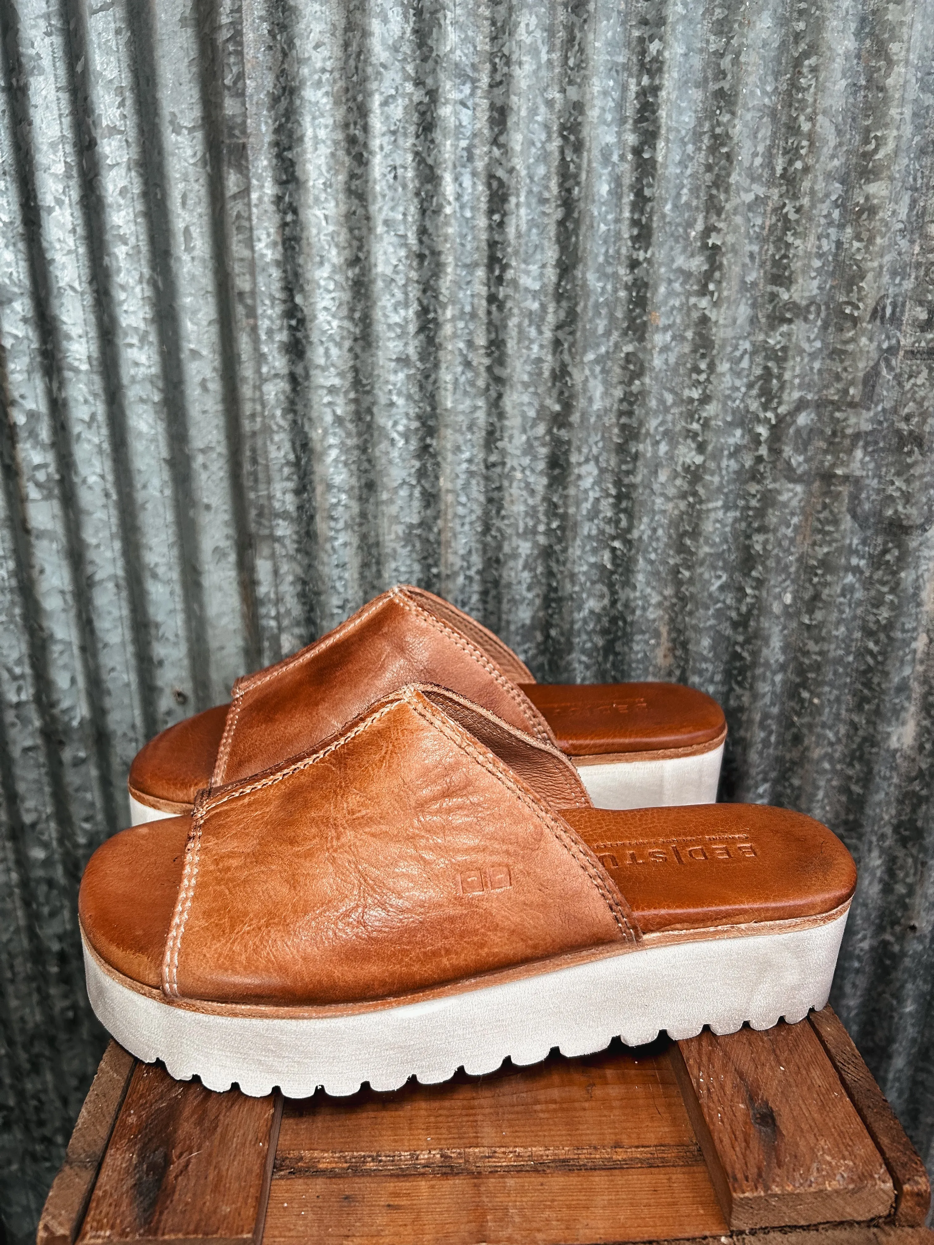 The Bedstu Fairlee II {Tan Rustic}