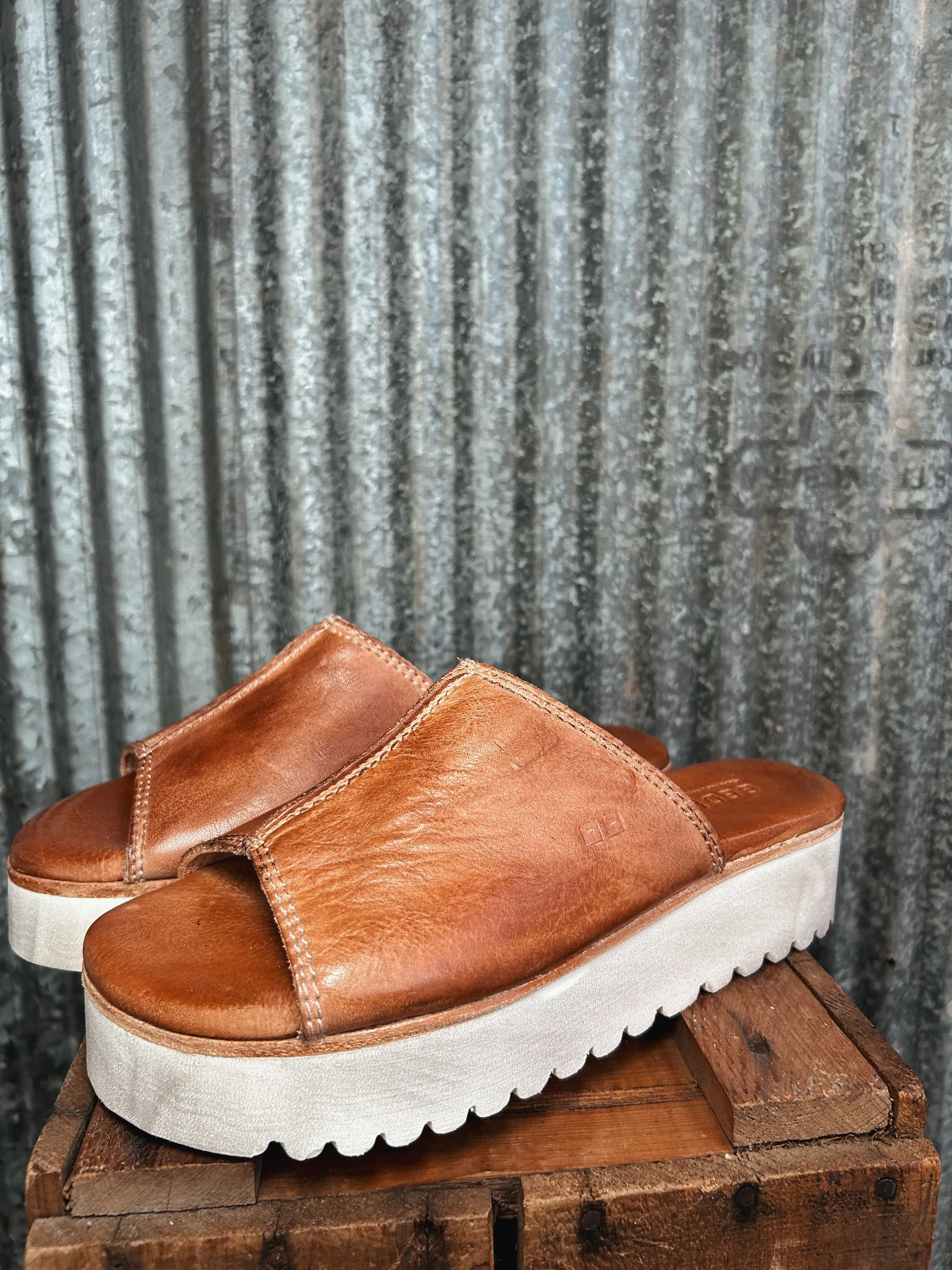The Bedstu Fairlee II {Tan Rustic}