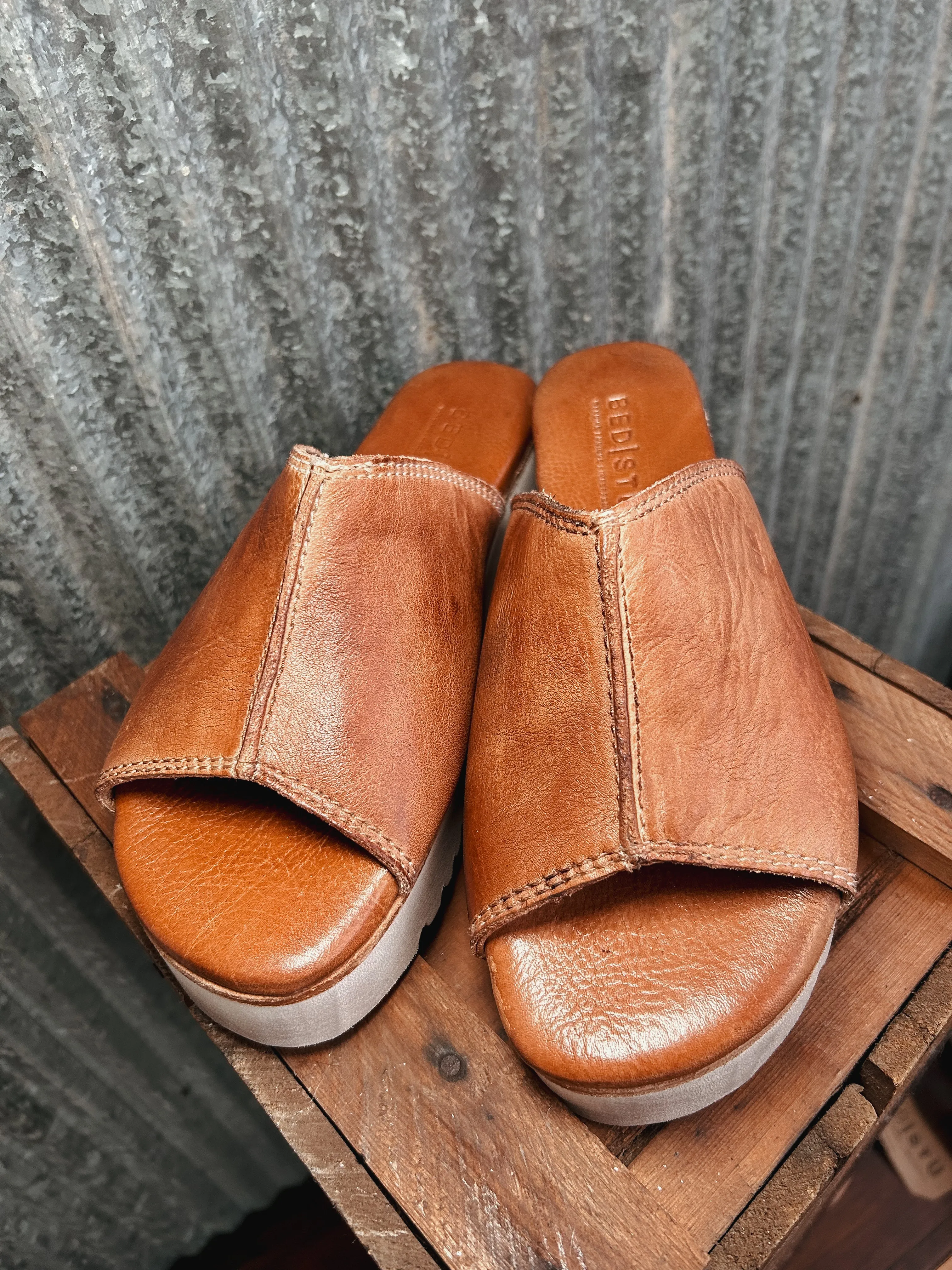 The Bedstu Fairlee II {Tan Rustic}