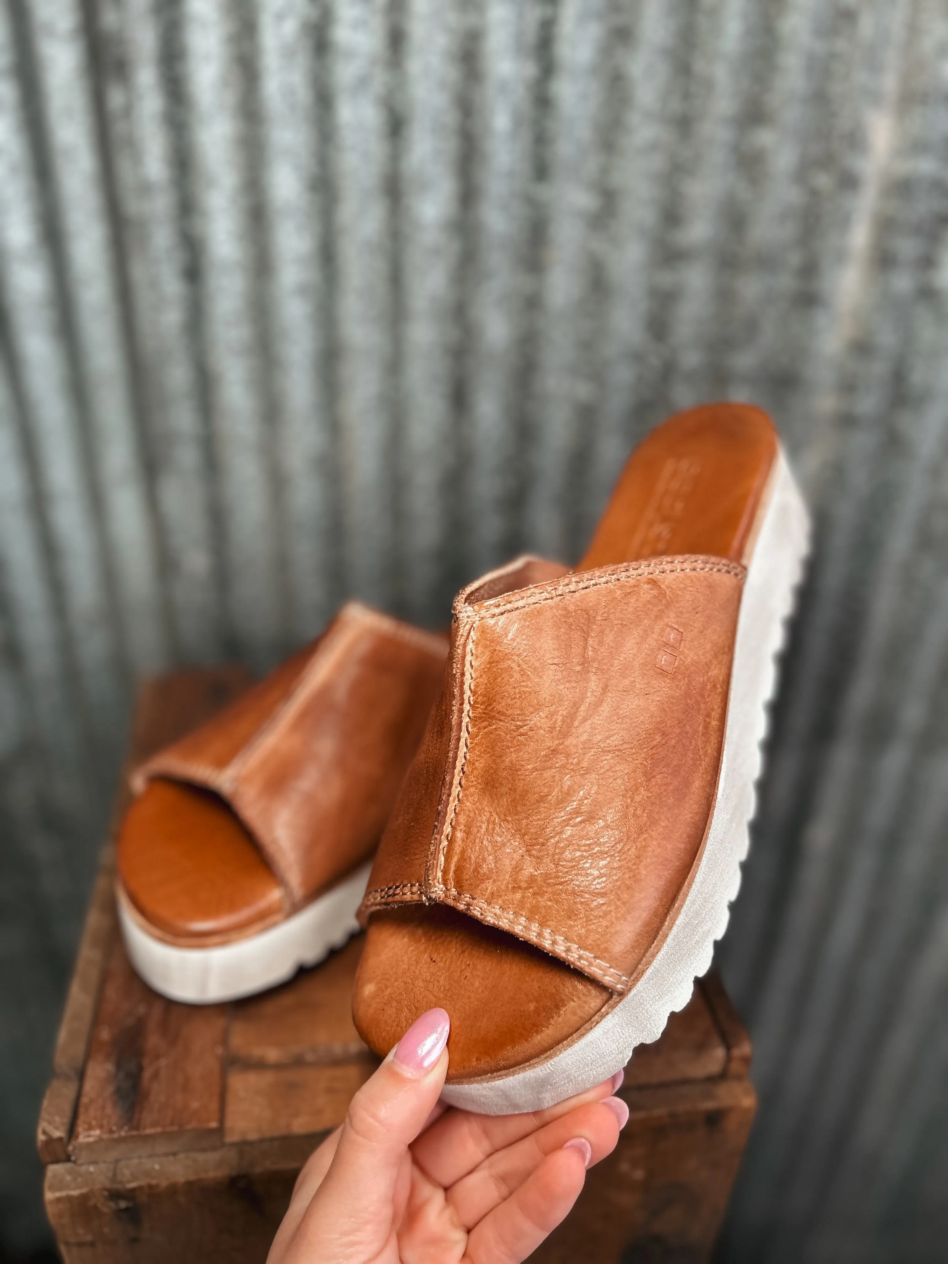 The Bedstu Fairlee II {Tan Rustic}