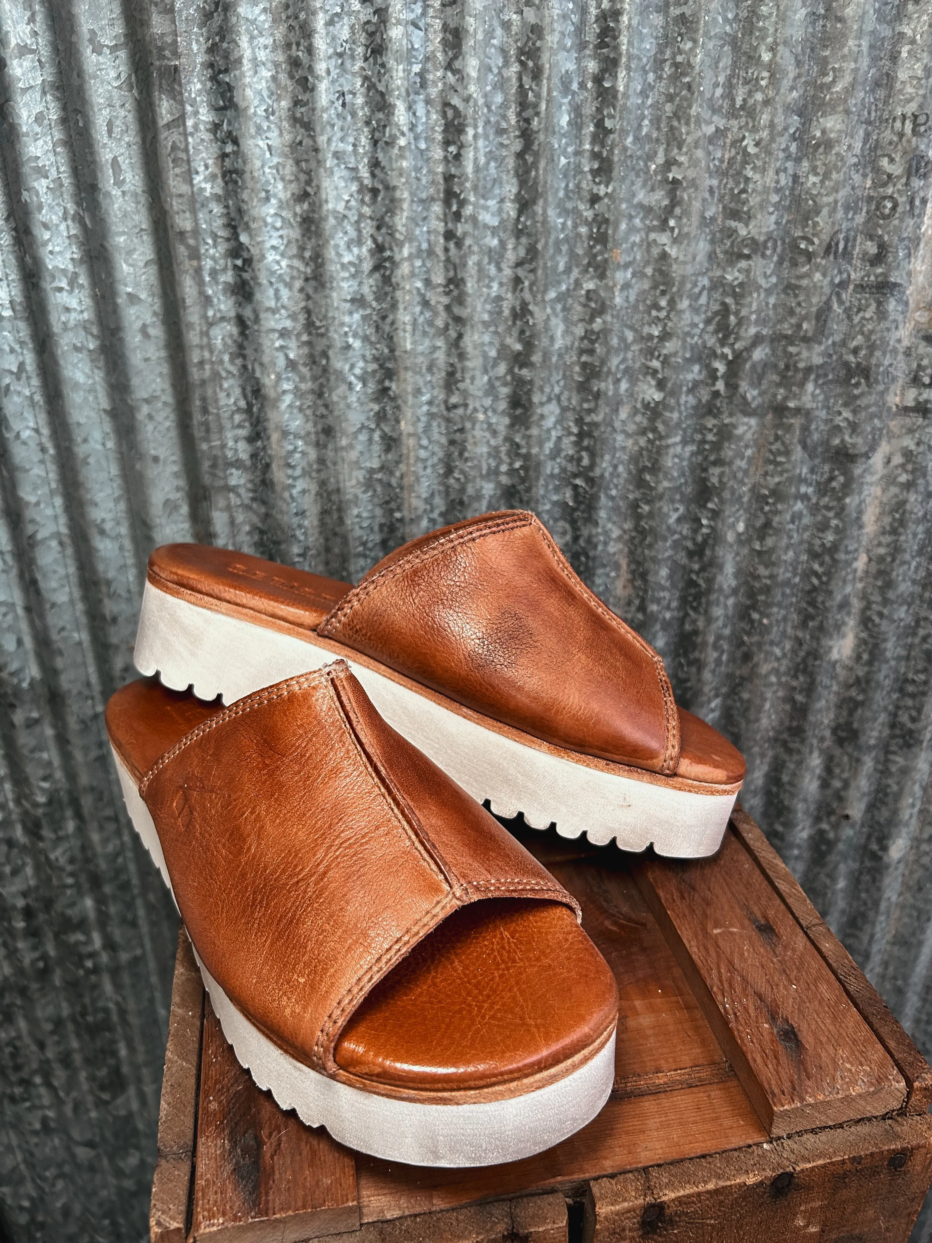The Bedstu Fairlee II {Tan Rustic}